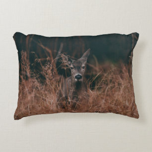 WILDLIFE-FOTOGRAFIE VAN GRAY-DEER, OVERGELEGD DOOR ACCENT KUSSEN
