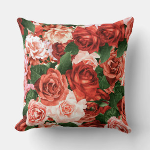 Willekeurige arrangementen van roze rode rozen blo kussen