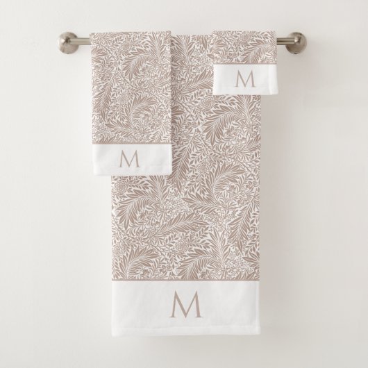 William Morris Beige Larkspur Pattern en Monogram Bad Handdoek (Insitu)