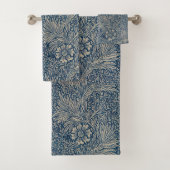 William Morris Blue Floral Pattern Bad Handdoek (Insitu)