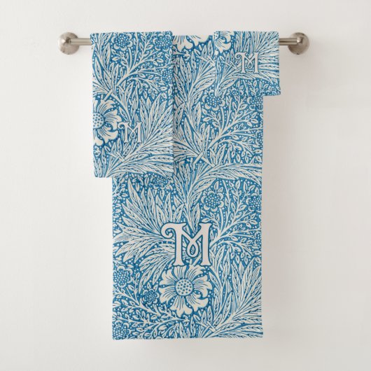 William Morris Blue Marigold Monogram Bad Handdoek (Insitu)
