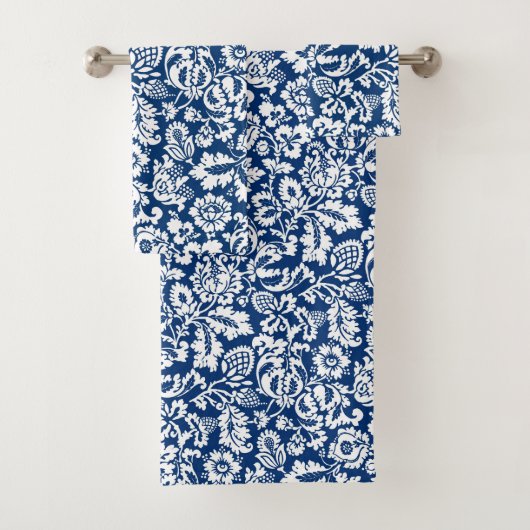 William Morris Floral Damask, Cobalt Blue en White Bad Handdoek (Insitu)