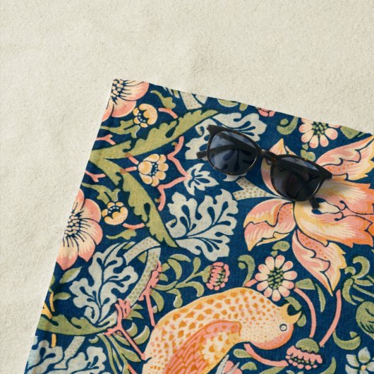 William Morris fraise Thief serviette de plage (En situation)