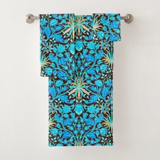 William Morris Hyacinth Print, Aqua en Brown Bad Handdoek (Insitu)