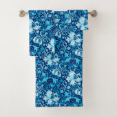 William Morris Iris en Lily, Indigo Blue Bad Handdoek (Insitu)
