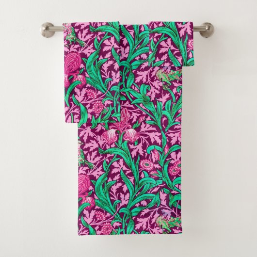 William Morris Irises, Fuchsia Pink en Wine Bad Handdoek (Insitu)
