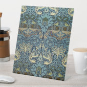 William Morris Pauw en Draak geweven ontwerp Reclamebord Met Voetstuk (Insitu)