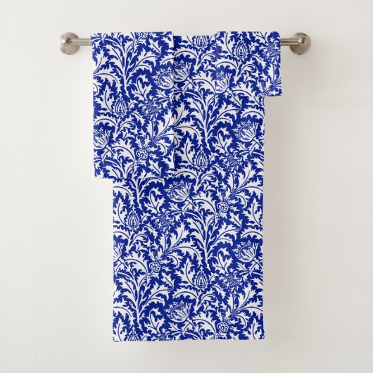 William Morris Thistle Damask White op Cobalt Blue Bad Handdoek (Insitu)