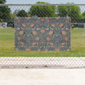 William Morris Tudor Roos Wallpaper Spandoek (Insitu)