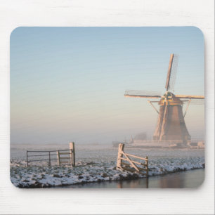 Windmolen in de sneeuw bij de zonsopgang mousepad muismat