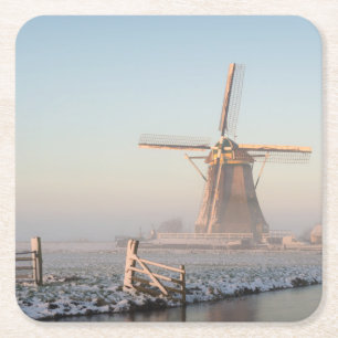 Windmolen in de sneeuw bij zonsopgang onderzetter