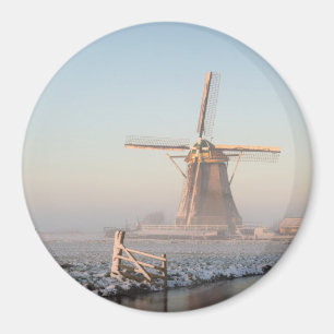Windmolen in de sneeuw bij zonsopgang rond magneet