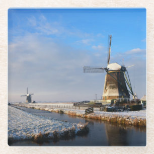 Windmolen in de sneeuw in een nederlands winterlan glazen onderzetter