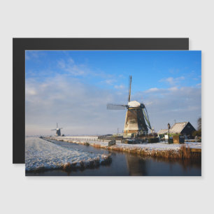 Windmolen in de sneeuw in een nederlands winterlan magnetische uitnodiging