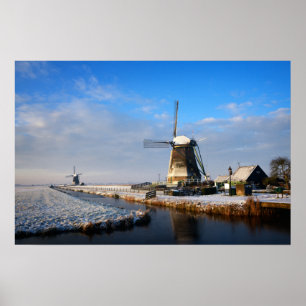Windmolen in de sneeuw in een nederlands winterlan poster