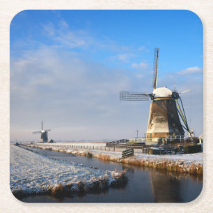 Windmolen in de sneeuw in een nederlands winterlan vierkante kartonnen onderzetter