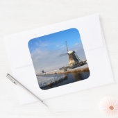Windmolen in de sneeuw in een nederlands winterlan vierkante sticker (Envelop)