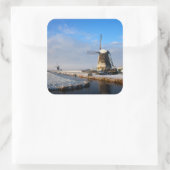 Windmolen in de sneeuw in een nederlands winterlan vierkante sticker (Tas)
