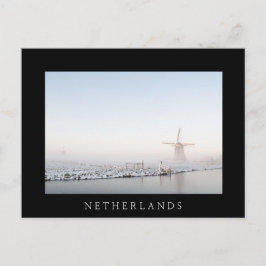 Windmolen in de sneeuw in het briefkaart met zwart