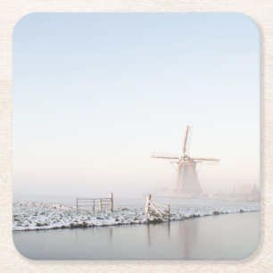 Windmolen in de sneeuw in het onderzetter van de w