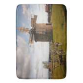 Windmolen in groen veld en witte wolken en blauwe  badmat (Voorkant Verticaal)