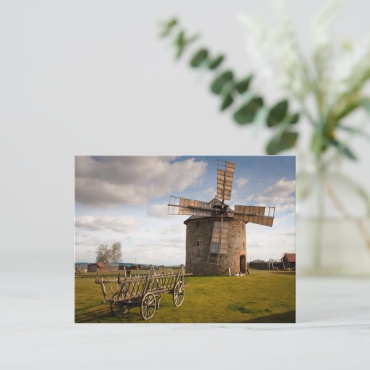 Windmolen in groen veld en witte wolken en blauwe  briefkaart (Staand voorkant)