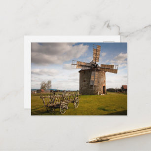 Windmolen in groen veld en witte wolken en blauwe  briefkaart