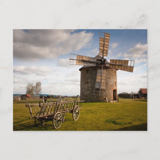 Windmolen in groen veld en witte wolken en blauwe  briefkaart (Voorkant)