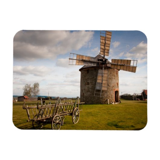Windmolen in groen veld en witte wolken en blauwe  magneet (Horizontaal)