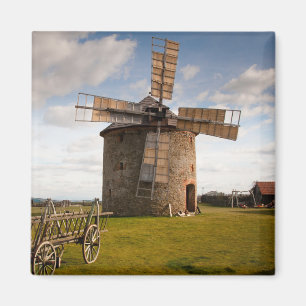 Windmolen in groen veld en witte wolken en blauwe magneet