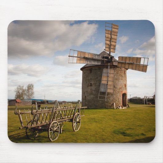Windmolen in groen veld en witte wolken en blauwe  muismat (Voorkant)