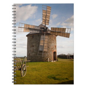 Windmolen in groen veld en witte wolken en blauwe notitieboek