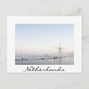 Windmolen in sneeuw in briefkaart met winterwitte 