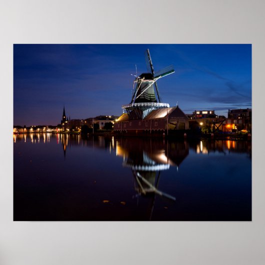 windmolen van Leidschendam met nachtelijke reflect Poster (Voorkant)