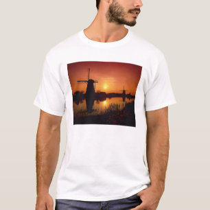 Windmolens bij zonsondergang, Kinderdijk, Nederlan T-shirt