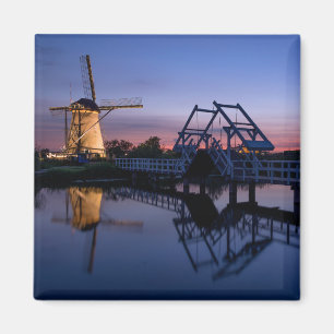 Windmolens en een brug bij zonsondergang magneet