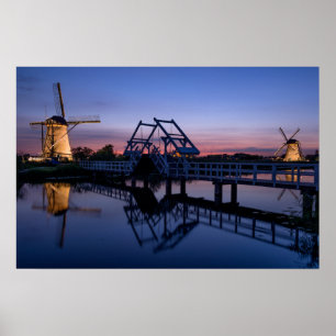 Windmolens en een ophaalbrug bij zonsondergang pos poster