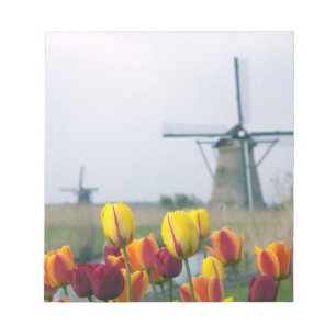 Windmolens en tulpen langs het kanaal in notitieblok