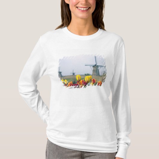 Windmolens en tulpen langs het kanaal t-shirt (Voorkant)