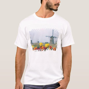 Windmolens en tulpen langs het kanaal t-shirt
