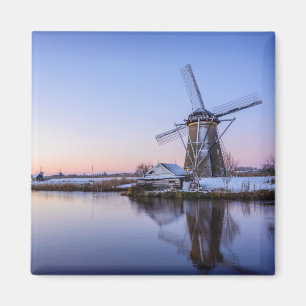 Windmolens in de winter tijdens een zonsopgang met magneet