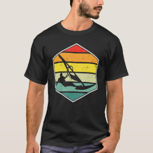 Windsurfer op het surfbord in water bij zonsonderg t-shirt