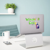 Wingin It Dagelijkse Grappige Bug Humor Sticker (Laptop op bureau)