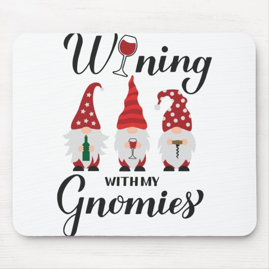 Wining met mijn gnomen. Drink gnomen. Funny win Muismat (Voorkant)