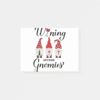 Wining met mijn gnomen. Drink gnomen. Funny win Post-it® Notes