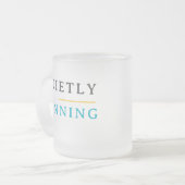 Winning Quietly – Minimal Typography  Matglas Koffiemok (Voorkant links)