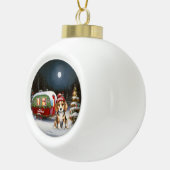 Winter Beagle Caravan Kerstavontuur Keramische Bal Ornament (Rechts)