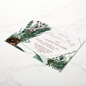 Winter Berries en Pine Greenery kerstfeest Folie Uitnodiging (Gedraaid)