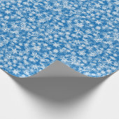 Winter Blue met White Snowflakes Pattern Cadeaupapier (Hoek)