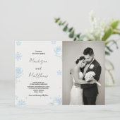 Winter Blue Neige Floral Wedding Invitations photo (Debout devant)